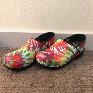 Sanita tie dye clogs